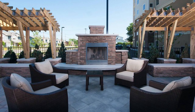 2BR Suite Sleeps 8, King + 2 Dbl, Amherst