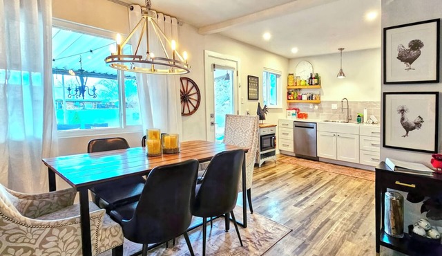 3 Bed/2 Bath home sleeps 6! Near Nob Hill, UNM, Uptown Shopping & Dining + More!