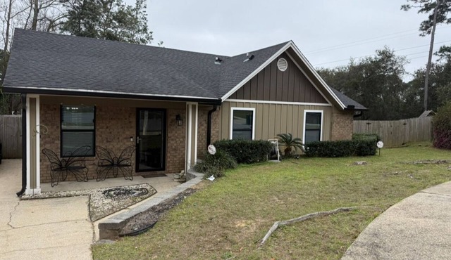3/bed, Office/flex room in Quiet, centrally, located area . Close to everything!