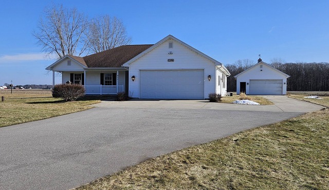 3 bedroom, 2.5 bath home, with 2 car garage, minutes from Frankenmuth.