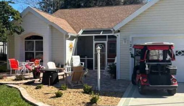 3 Bedroom 2 Bathroom sleeps 6 and includes golf cart - close to town squares