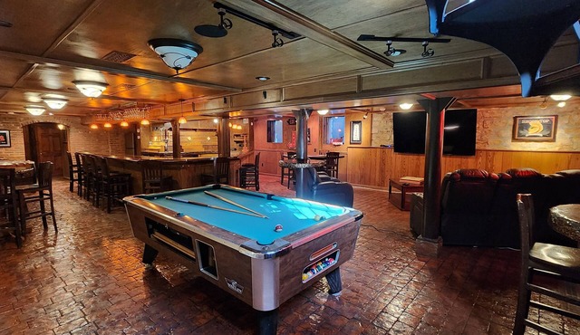 3-Bedroom Downtown apartment with Game Room