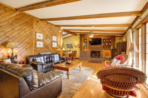 3 Mi to Ruby Falls: 'The Downer House' w/Yard