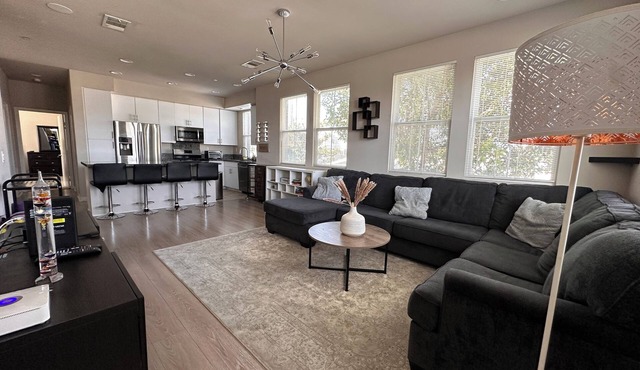 3Bed 3Bath 2 Mi to Disneyland, Free Tesla Charging!