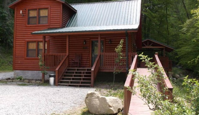 3BR, 2 Bath Cabin with full kitchen, living room, hot tub and spacious backyard. in Putney