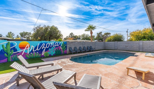 4 Bed Mid Century Modern w/Pool, Putting Green, Wood Fired Pizza Oven, Sleeps 9