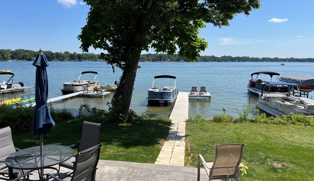 4 Bedroom lakefront house with amazing views, deck, grill and docking space