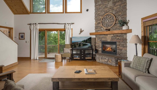 4 BR Home with Grandfather Mountain Views, Hot Tub, Game Room & Spacious Decks in Seven Devils