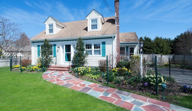 4BR Cape Home w Lg Screened Porch. 1m walk/drive Greenport Shops + Dining.