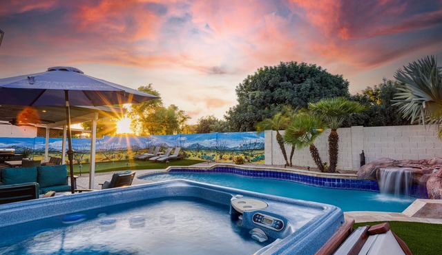 4BR w pool, fire pit, 3 king rooms in Glendale