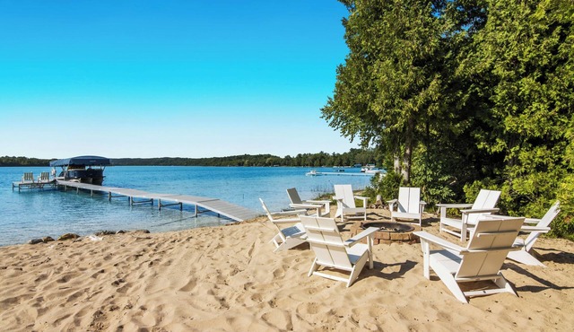 5 bed 3 bath - 10 beds - In town Traverse City with heated Pool on Cedar Lake!