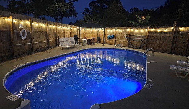 5 Bedroom pool house perfect for large gatherings! Privacy, pool and firepit.