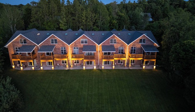 #5 Lakefront Hamlin Lake Retreat - Sleeps 10