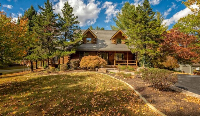 5 Star Cabin LUXURY AMMENITIES W/POOL HTUB close to WINE TRAIL, HIKING, FISHING