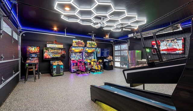 6-Bed Arcade Home with Hot Tub