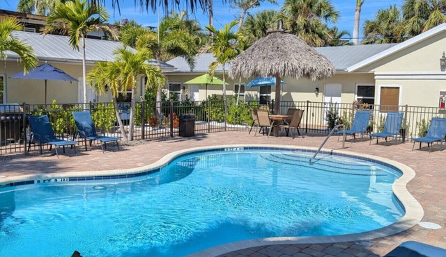 #6-Studio Suite-King Size Bed, All is in Walking Distance, Heated Pool, Kitchen