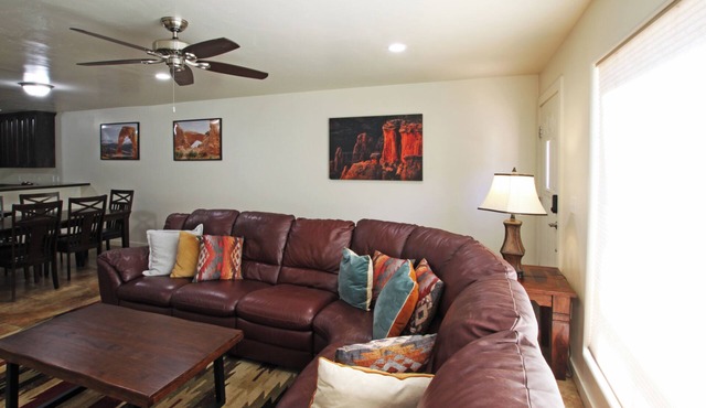 6A4 Relaxing Townhome, Two Car Garage, Community Pool & Hot Tub