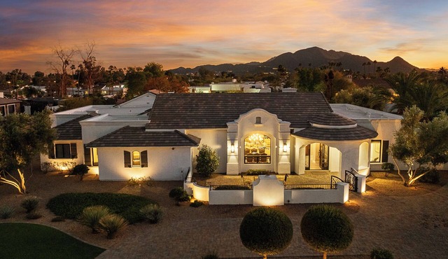 6BR Luxury Villa with Heated Pool, Spa, Pizza Oven & Mountain Views
