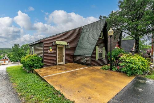 8 Mi to Dogwood Canyon: Cozy Cabin w/Deck