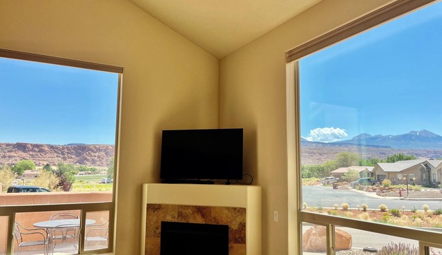 9A1 Shared Pool/Hot Tub, Views, Private Garage and Patio