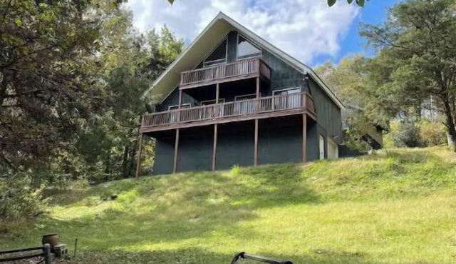 A-frame house (.3 miles) to Center Hill Marina
