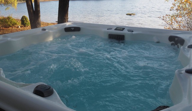 A Short's Walk - Sandy Lakefront with Spa/Hot Tub and Kayaks!