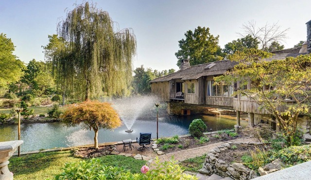African Queen, Private Lake and Indoor Hot Tub on 4 acres in Springfield