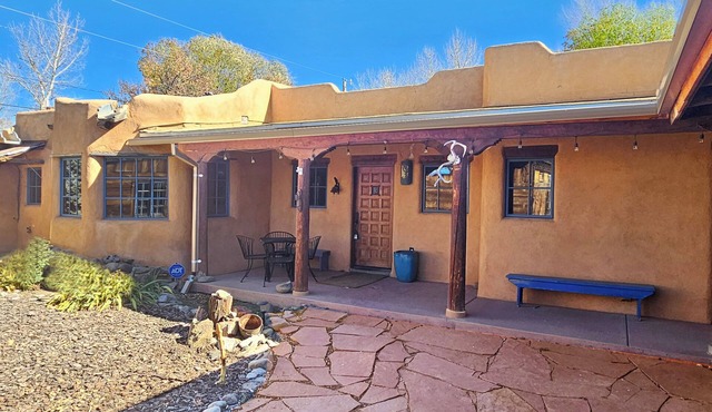 Alfreds Compound Main + Guest House in Town Hot Tub Wifi