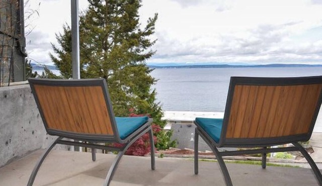 Alki Beach Studio Oasis- Quiet Escape & Sweeping Ocean Views. Parking & AC.