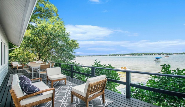 Amazing Lake House - beautiful clear lake - 2 hours from Chicago!