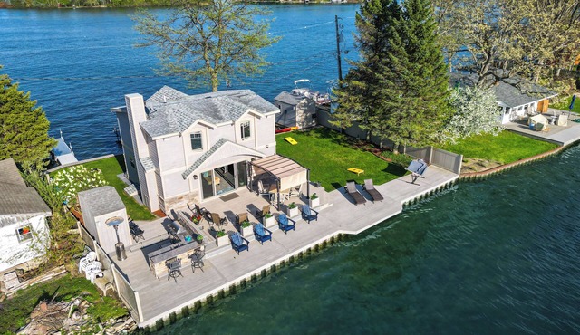 Amazing Outdoor Space! Michigan Island Lake House