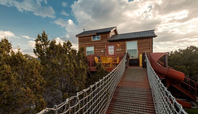 Amazing Pet-Friendly Tree House for Unforgettable Escapes to Nature in Nogal, New Mexico