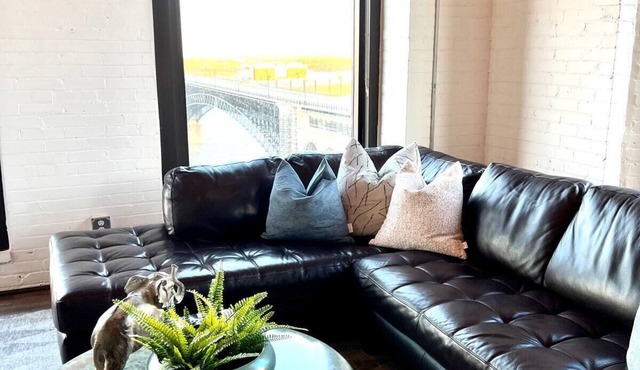 Amazing Riverfront Views - Steps from Arch