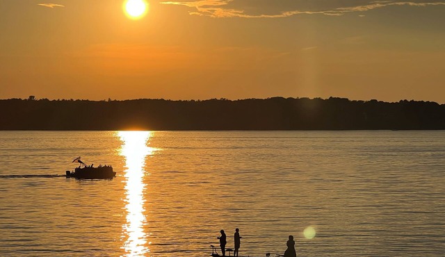 Amazing Sunsets nightly at 4bdrm home on White Lake & min to Lake MI