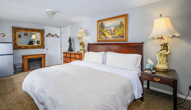 Americana Room. Elegant room with a King-Size bed, en suite bathroom, and mountain views. Sleeps 2. A gourmet breakfast is FREE and served fresh each morning. Americana Room is located on the second floor of Mountain Treasure Bed and Breakfast
