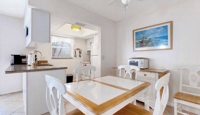 Apt#1-Charming relaxing -beautiful APT-80yard walk to the BEACH wBBQ/Patio in Pompano Beach