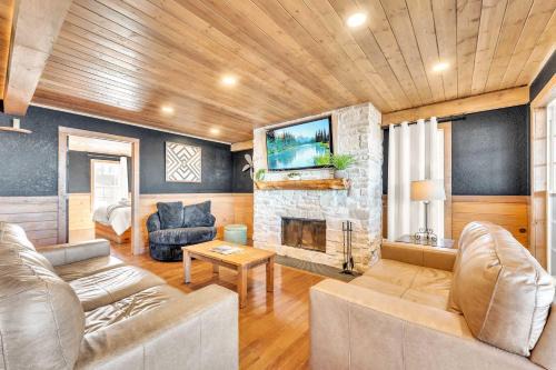 Attitude Adjustment Cabin with hot tub fire pit & indoor pool