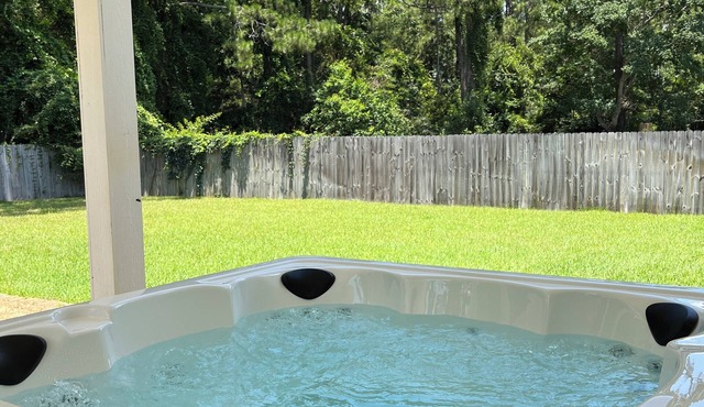 - August Deals - Beach Retreat with private Hot Tub & 5 min. to Navarre Beach