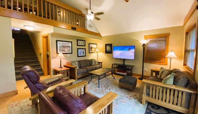 Avalon Guest Lodge 3102 House. 2 Baths, 2 Living Rooms. Sleeps 9