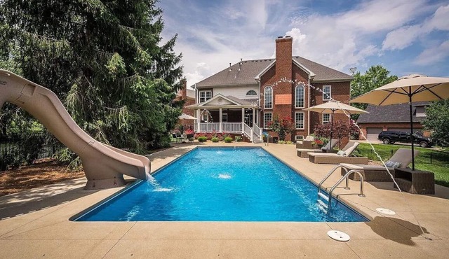Backyard oasis with 5 beds/5 full en suite baths and dream kitchen