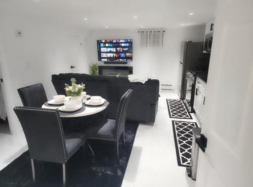 Baldwin, NY 1 Bedroom Apartment Queen Size Bed