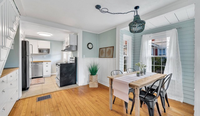 Beach Retreat - 5 beds , 2 kitchens @ Salt Island- Westbrook -walk to water