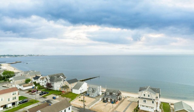 Beachfront 4-bedroom house with AC in Old Saybrook.