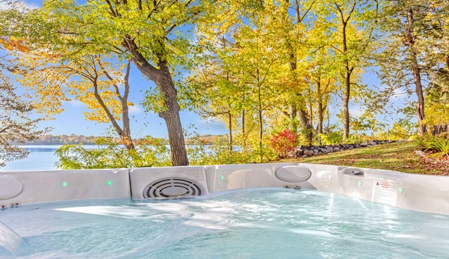 Beachfront Lake Home with new Jacuzzi hot tub, 15 min to Taylors Falls