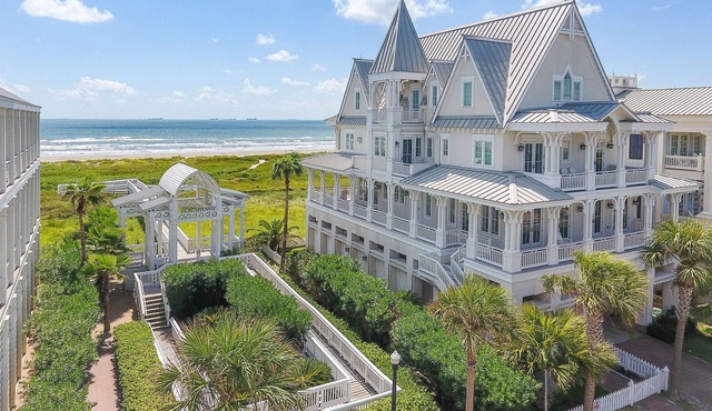 Beachtown - BEACHFRONT ESTATE - Be Here Now - Elevator + 1-Min Walk to Pool! in Galveston