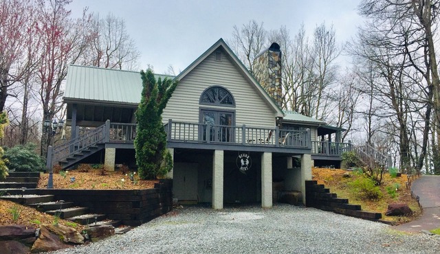 Bear's Rest, LONG RANGE MNT VIEWS! BIG COMFY DECK in Brevard