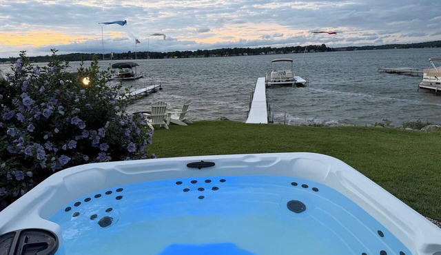 BEAUTIFUL LAKEFRONT COTTAGE! ☀️🧡 KAYAKS! CLEAR SANDY BOTTOM