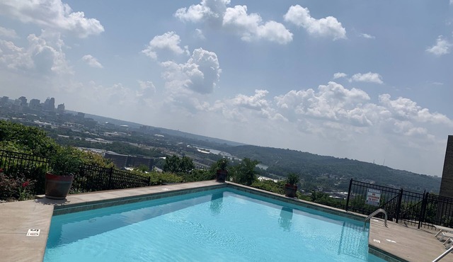 Beautiful 2 level city view condo Swimming pool minutes from downtown Cincinnati