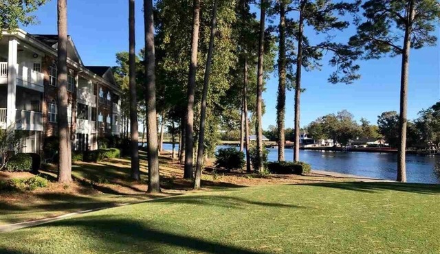 Beautiful 2B/2B, ground floor condo in Riverwalk on Arrowhead Golf course !