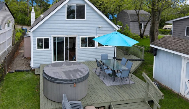 Beautiful 4-bedroom Lake Front Cottage with HOT TUB & rentable BOAT